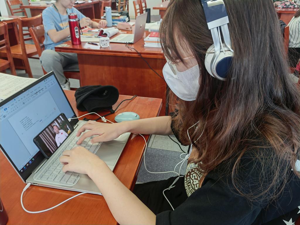 员工师梦晴在图书馆收看“同上一堂奥运思政大课”.jpg